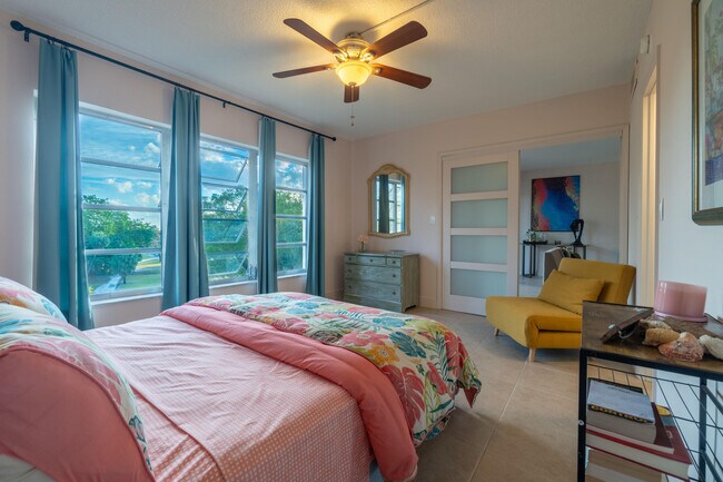 Building Photo - 3200 N Palm Aire Dr