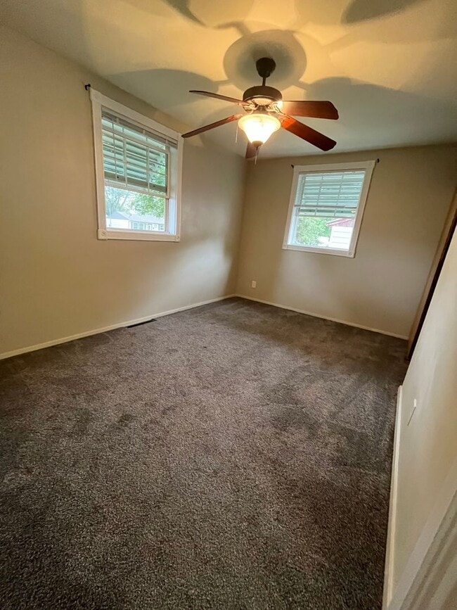 Building Photo - 3 Bed/1 Bath with Bonus Room and Fully Fenced in Yard!