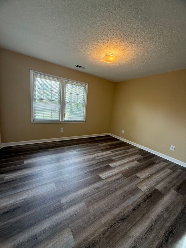 Building Photo - Renovated Townhouse