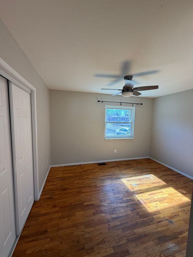 Building Photo - Remodeled 4BR/2BA Home in Lansing — Move in ready