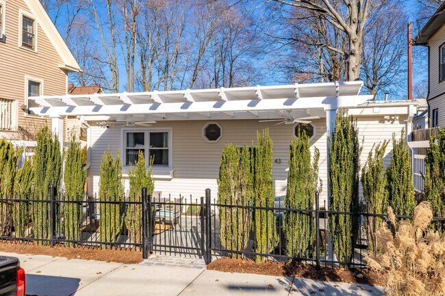 Building Photo - Fully Furnished Cottage by Yale