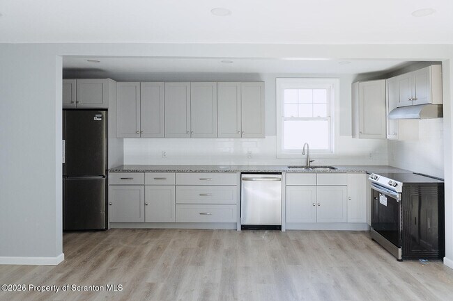 Building Photo - 955 E Elm St