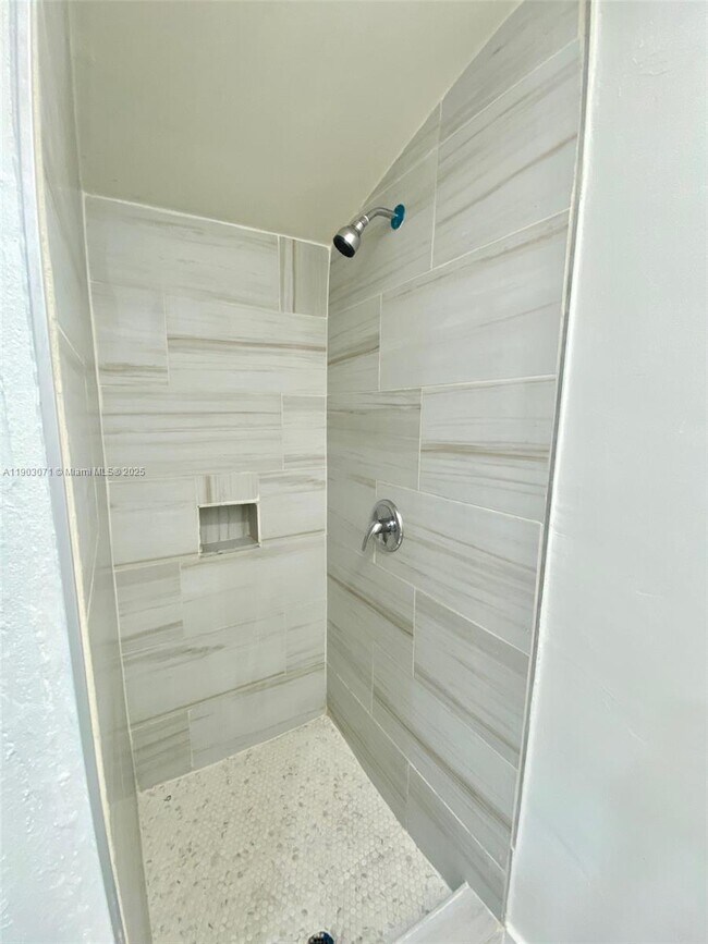 Building Photo - 2024 NE 183rd St