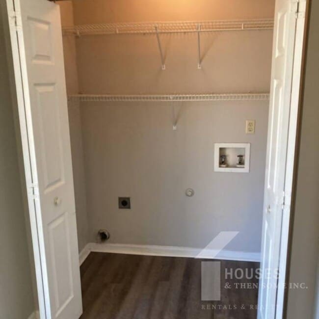 Building Photo - 5 Sandy Point Ct