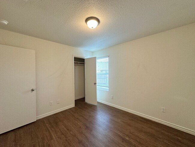 Building Photo - 901 Lasso Dr