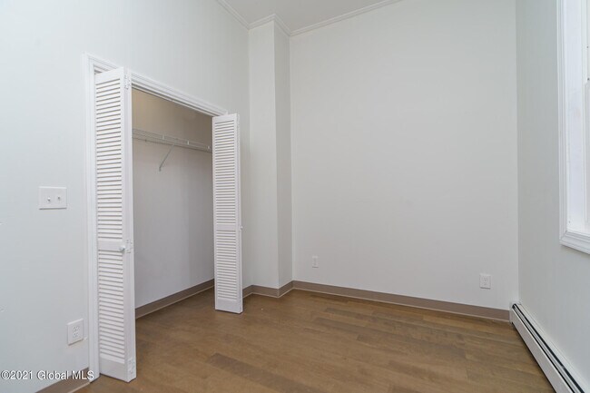 Building Photo - 10 Hall Pl