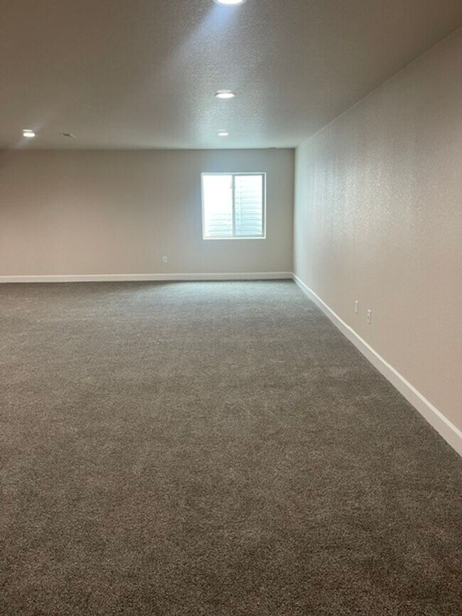 Building Photo - ALL PROSPECTIVE TENANTS MUST SUBMIT A $58 NON-REFUNDABLE APPLICATION FEE PER APPLICANT ONLINE AND...