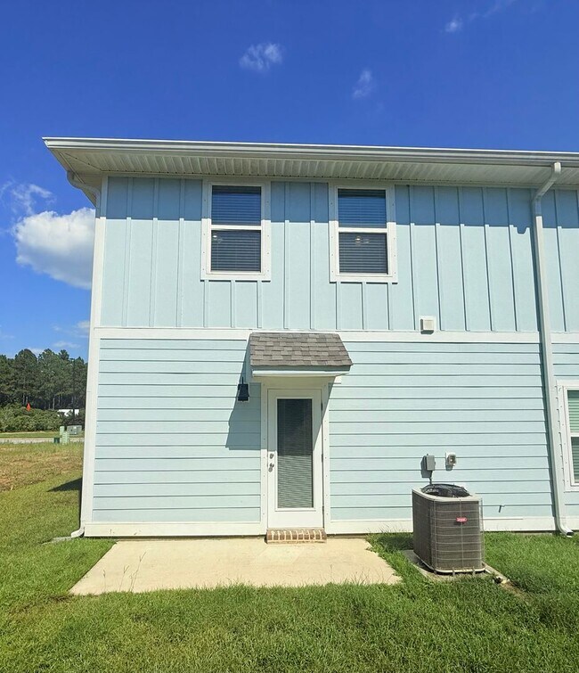 Building Photo - Stunning Townhome - End Unit