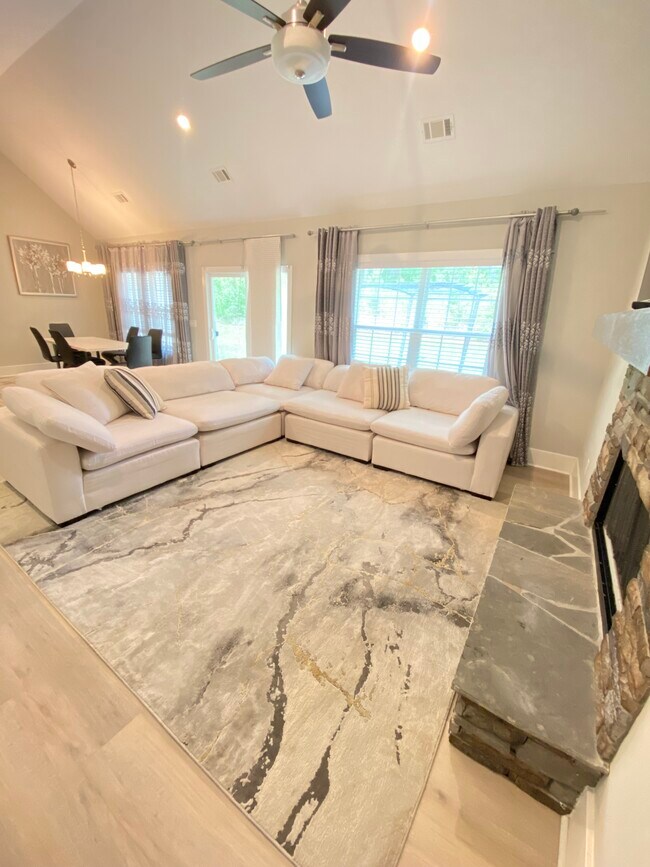 Building Photo - 40 Oak Forest Dr