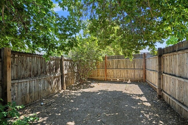 Building Photo - Charming 2 Bed / 1 Bath Duplex with Private Yard & Off-Street Parking