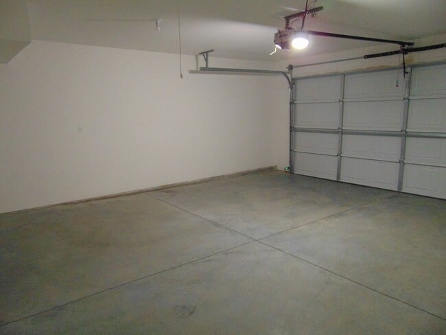 Building Photo - Sensational 3 Bed 2 Bath House!