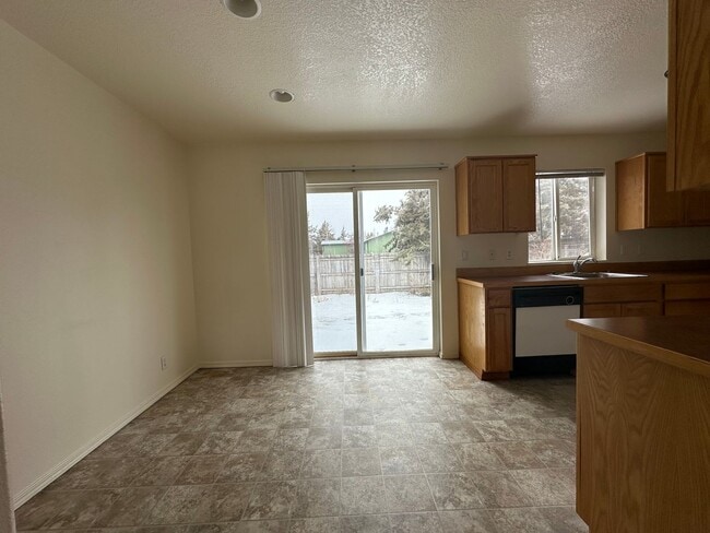 Building Photo - Cozy 2 Bed, 1.5 Bath Town Home!