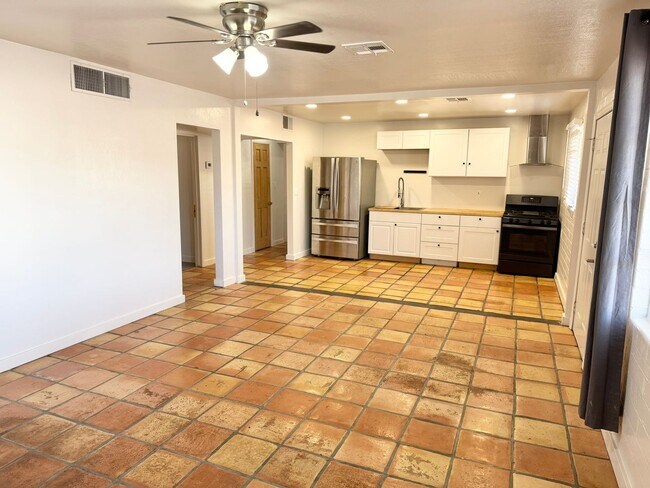 Building Photo - Fantastic 3 Bedroom/2 Bath Single Level Ho...