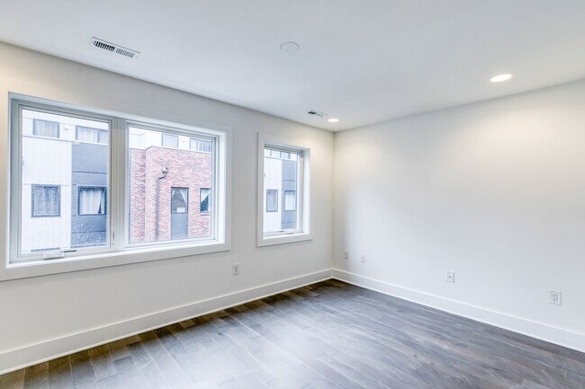 Building Photo - Northern Liberties Townhome with Garage