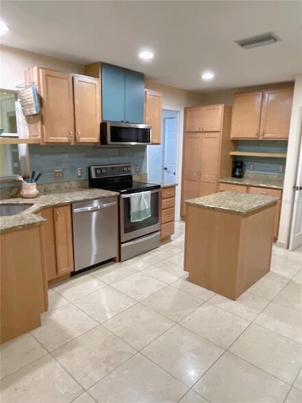 Building Photo - 4489 Oak View Dr