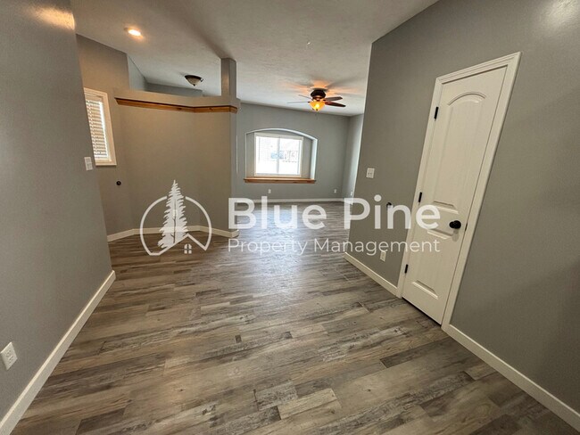 Building Photo - 2803 Mary Dr