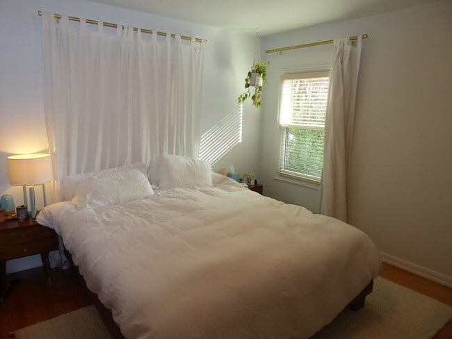 Building Photo - TWO BED / 2 BATH HOME WITH BONUS ROOM ON W...