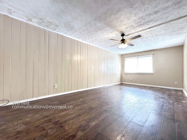 Building Photo - 925 Pine Oak Trail