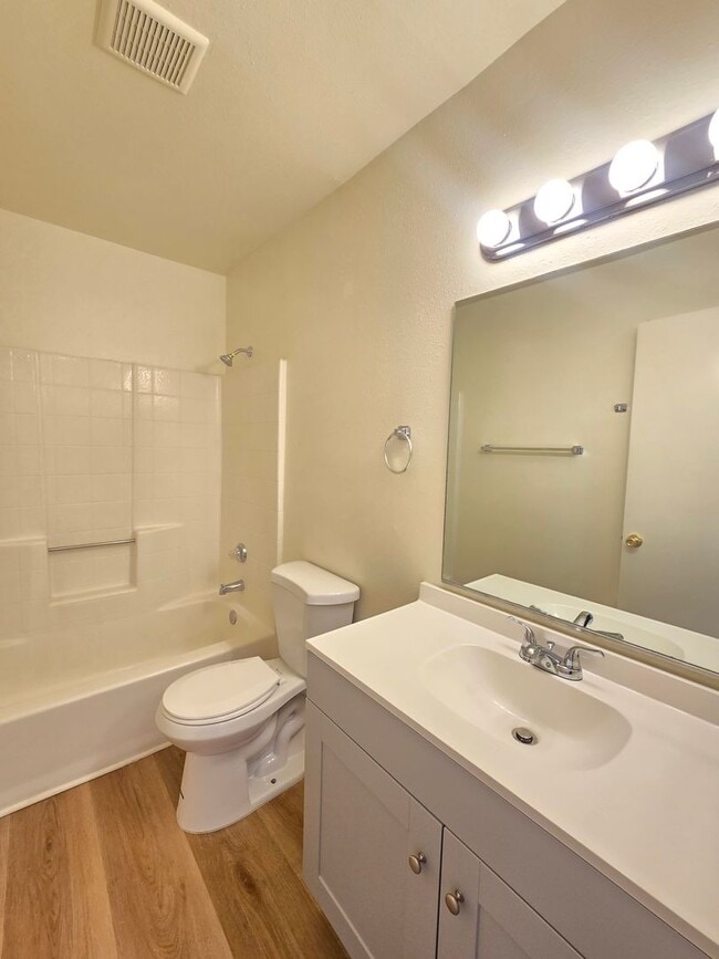 Building Photo - Beautifully remodeled 2 bedroom apartment