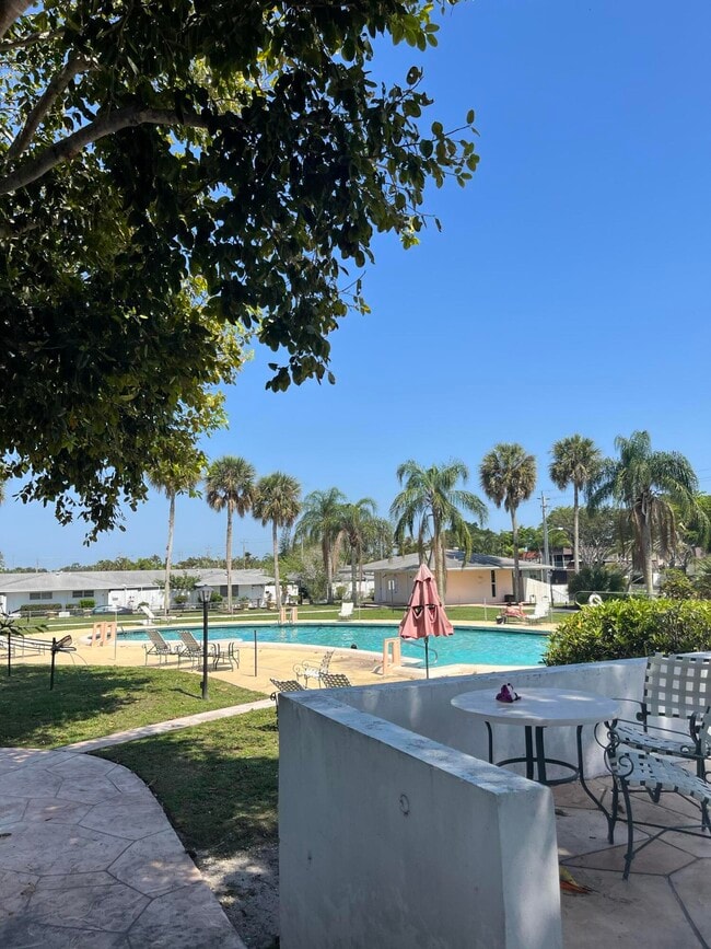 Building Photo - 143 West Ct