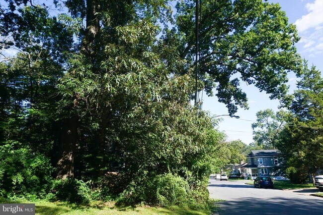 Building Photo - 4904 Hollywood Rd