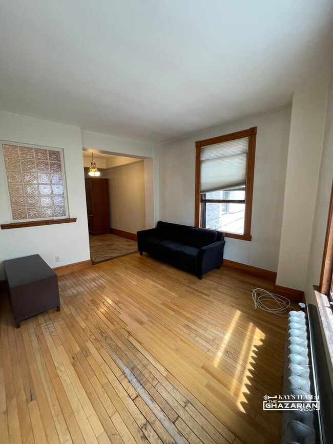 Building Photo - Beacon Hill One Bed Available Now - No Bro...