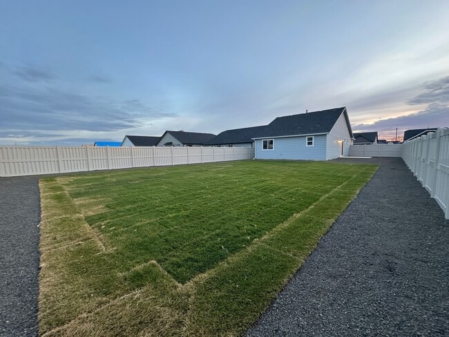 Building Photo - 3bed, 2bath 1,201sq.ft. 2car garage home in Shadow Glen Subdivision - Caldwell