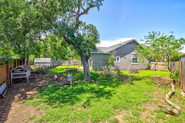 Building Photo - 709 Sapling Cove
