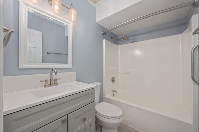 Building Photo - Completely Renovated Home in Niceville!