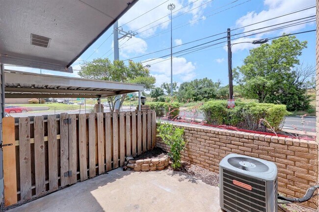 Building Photo - 802 Banister Ln