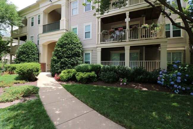 Building Photo - Top-Floor 3BD/3BA seconds to Downtown Crown!