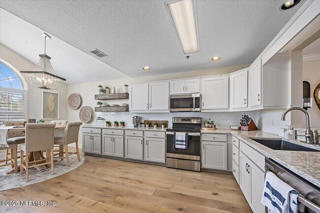 Building Photo - 332 Village Dr