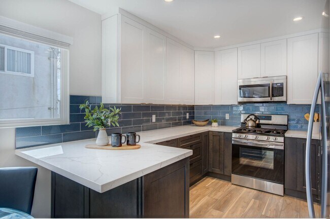 Building Photo - STUNNING UPGRADED UPSTAIRS 2BD/2BA UNIT IN...