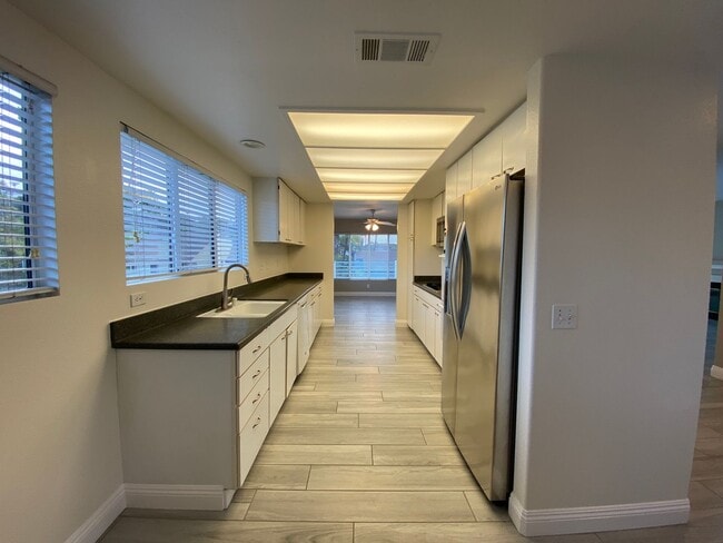 Building Photo - 4594 Cove Dr