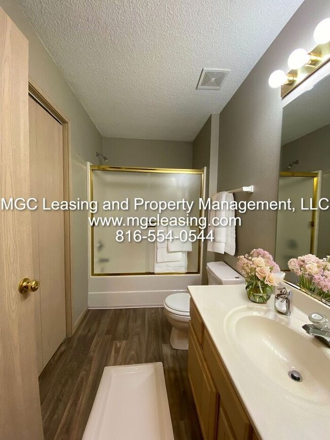 Building Photo - Harrisonville 2 Bedroom 2.5 Bath Townhome!