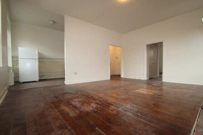 Interior Photo - 214 W Monument Street