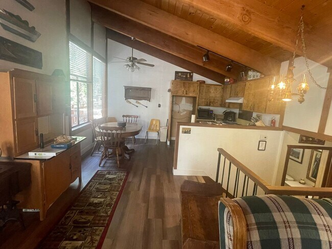 Building Photo - 3bed 2.5bath Lodge Style Duplex