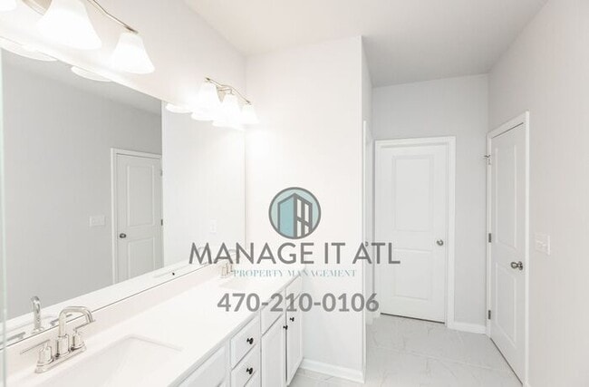 Building Photo - Elegant 4 Bedroom Townhome in Prime in Doraville