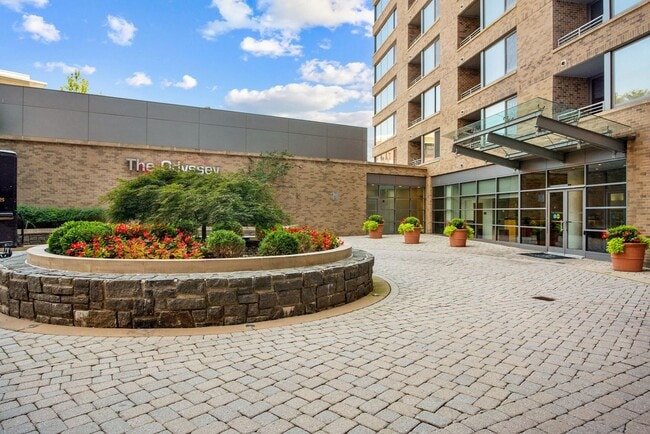 Building Photo - Professionally Managed // 1bedroom 1bathroom// Court House// Parking Included!