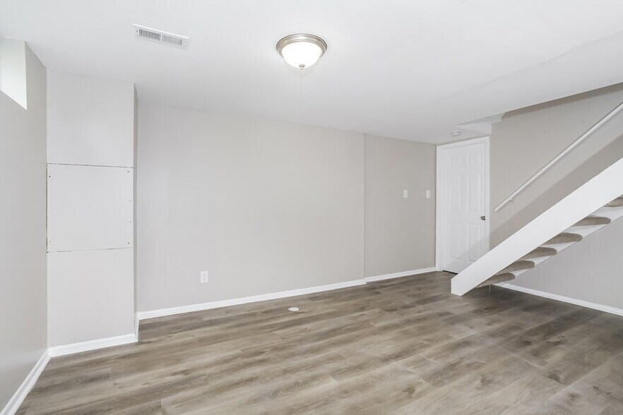 Building Photo - 5560 Deer Hill Dr