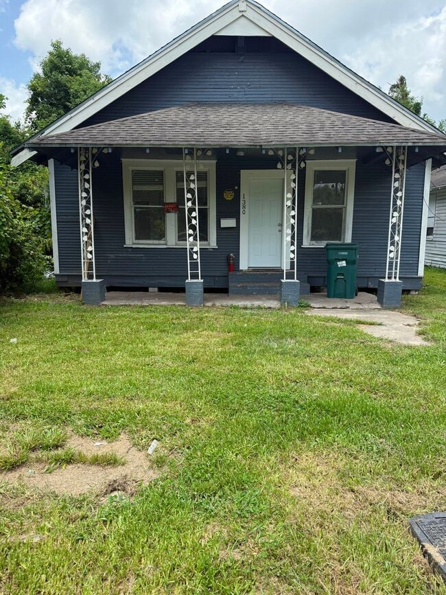 Building Photo - 1380 Live Oak St