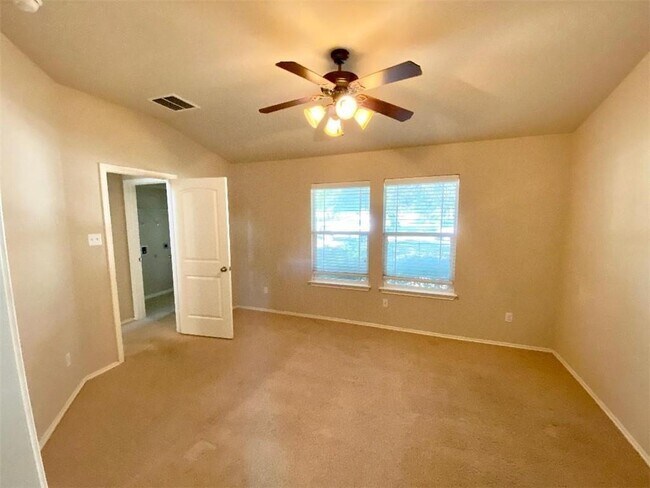 Building Photo - 606 Alamo Plaza Dr