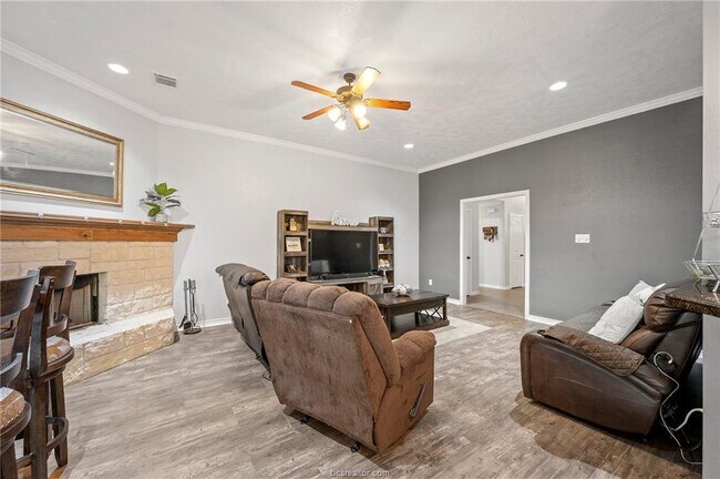 Building Photo - 912 Emerald Dove Ave