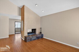 Building Photo - Bright and Modern 1Bdm 1Ba Condo Near Downtown Scottsdale!