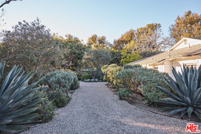 Building Photo - 6715 Fernhill Dr