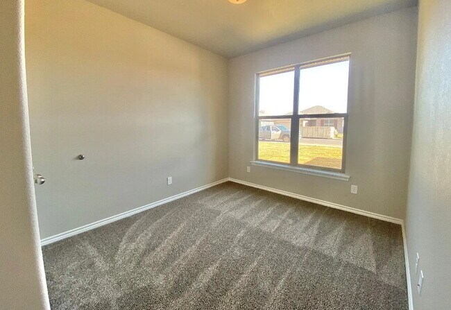 Building Photo - Upscale Flair Located in Burgamy Park!