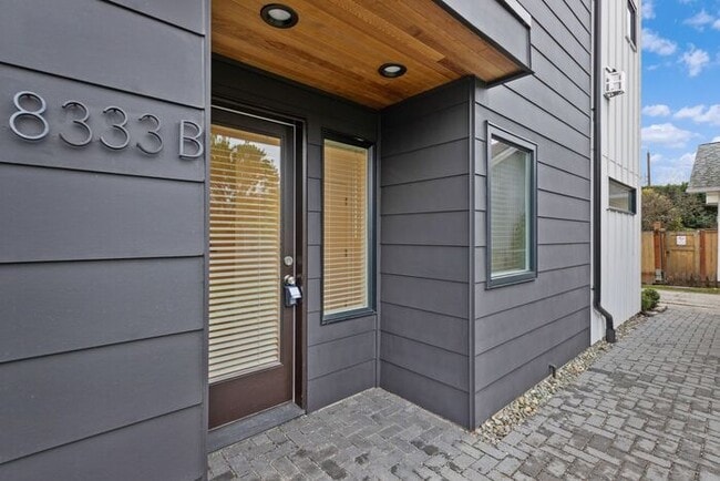Building Photo - Stunning Modern Air-Conditioned Townhome in Coveted Whittier Heights