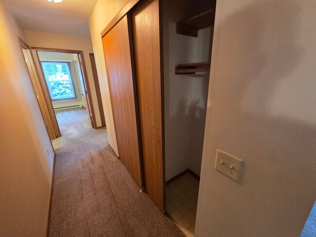 Building Photo - 1925 Sylvan Way