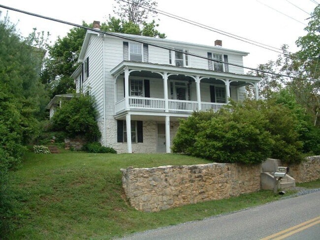 Building Photo - Single Family Home Minutes from Downtown Lexington