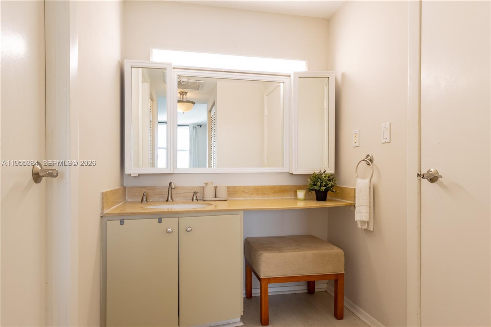 Building Photo - 300 Bayview Dr